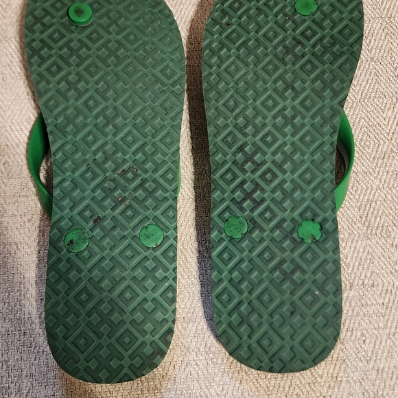 Tory Burch GOLD MONOGRAM FLIP FLOPS SIZE 9 Rubber Thong Sandals Green / White - Picture 2 of 5